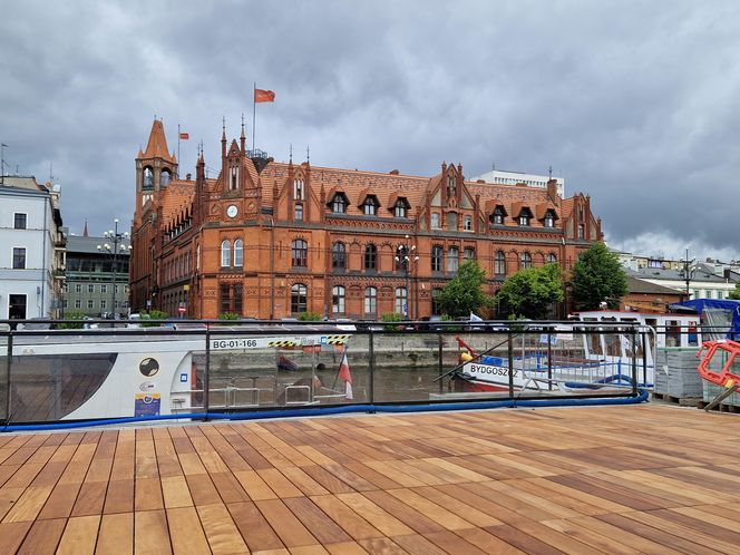 Rybi Rynek w Bydgoszczy niemal gotowy. Eleganckie nabrzeże już cieszy oczy!