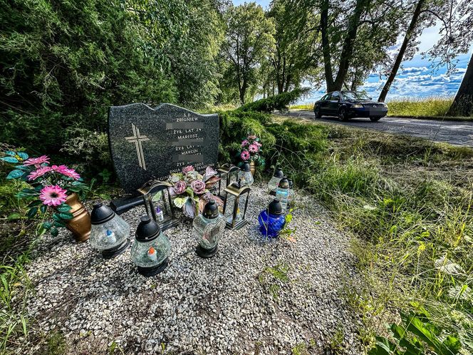 Jechali na obiad do rodziny. Rozbili się na drzewie. "Dobrzy ludzie, zawsze pomocni"