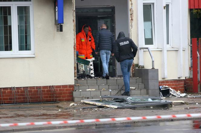 WYSADZILI bankomat i zgubili łup! Tysiące złotych na ulicy! Zrobili to pod nosem policji! [ZDJĘCIA]