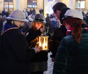 Szczecin. Harcerze dzielą się Betlejemskim Światłem Pokoju