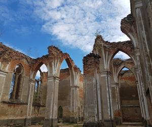 Zwiedziliśmy zabytkowe ruiny kościoła w Jałówce. Poznaj historię wyjątkowego miejsca [ZDJĘCIA]