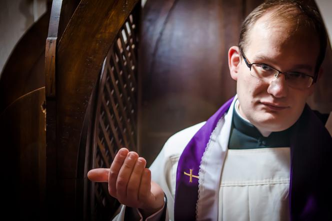 Ksiądz: zarabiam 1500zł miesięcznie, wszystko wydaję w internecie