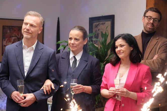 M jak miłość odc. 1872 po wakacjach. Dariusz Hoffman (Mateusz Rusin), Kinga (Katarzyna Cichopek),  Magda (Anna Mucha), Andrzej Budzyński (Krystian Wieczorek) 