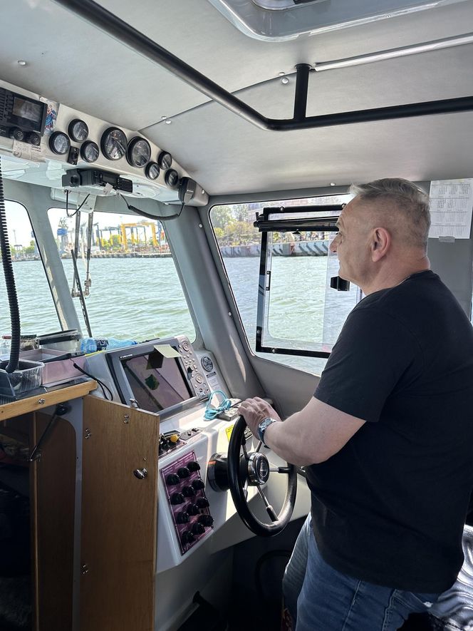 Młody jelonek wpadł do kanału portowego w Gdańsku. Uratowała go załoga Pioruna