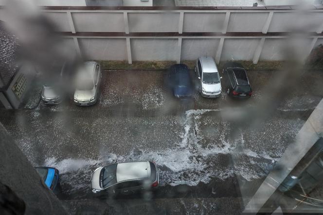 Potężna nawałnica przeszła przez Lublin. Nieprzejezdne ulice i zablokowane auta