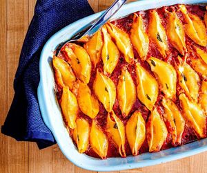 Z muszli makaronowych robię znakomity obiad. Faszeruję je tym grzybowym nadzieniem i zapiekam 