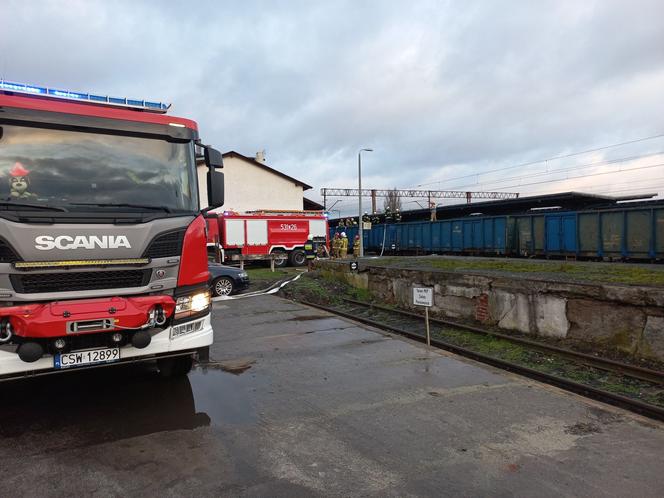 Pożar węgla na wagonach w Laskowicach! Akcja gaśnicza trwa kilka godzin [ZDJĘCIA]