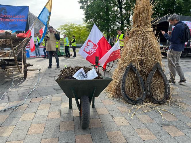 Rolnicy wjechali z gnojem na Europejski Kongres Gospodarczy w Katowicach. Protest przeciwko Zielonemu Ładowi