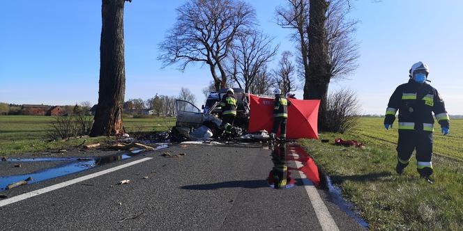 Tragedia pod Nakłem. Kierowca roztrzaskał się na drzewie