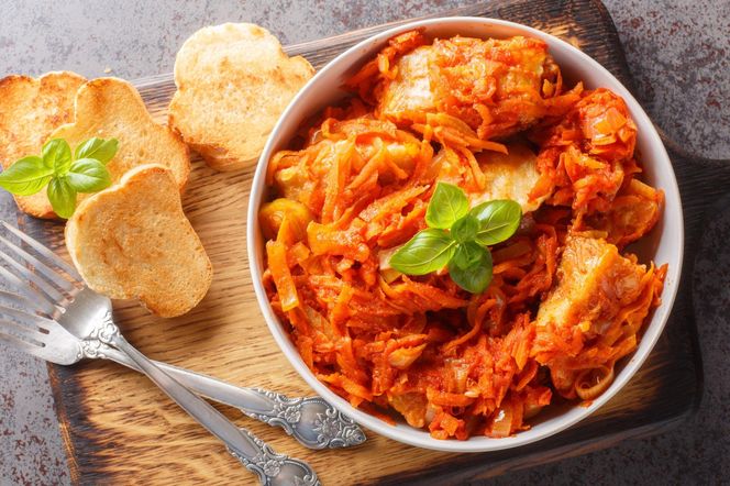 Ryba po grecku - łatwy przepis babci na tradycyjną rybę z warzywami