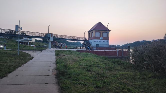 Mieszkańcy Wrocławia z zaniepokojeniem obserwują rzekę Odrę przepływającą pomiędzy osiedlami Kleczków i Różanka