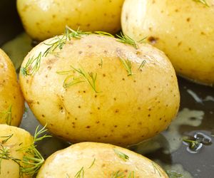 Niskokaloryczne i zdrowe. Młode ziemniaki mają tylko jedną wadę 