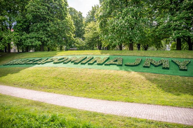 Kwietny hołd został oddany na trawniku przy pomniku Nike w Warszawie