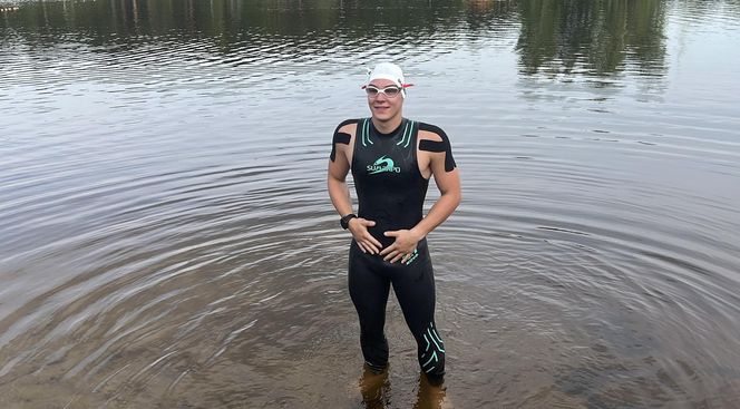 Damian płynie 100 km bez przerwy, aby pomóc Adasiowi!