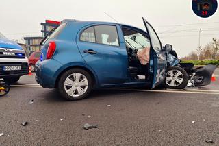 Zderzenie karetki z osobowym nissanem na Mokotowie. Dwie osoby ranne 