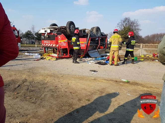 Strażacy jechali do pożaru, na akcję jednak nie dotarli. Masakra busa z wozem strażackim [FOTO]