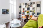 Zielona sofa w salonie