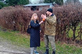 Karol (Marek) Łęgowski ze Skarszewa buduje bocianie gniazda. Montaż jednego z nich w Iławie