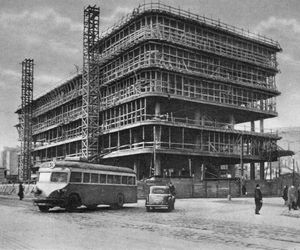 Trolejbus linii 51 wyjeżdżający z ul. Brackiej w kierunku placu Trzech Krzyży, 1950