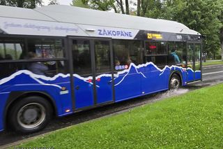 Pijany turysta żądał, aby autobus miejski zawiózł go z Zakopanego do... Krakowa. Wezwano policję