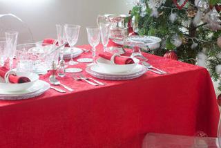 Czerwony obrus na świątecznym stole