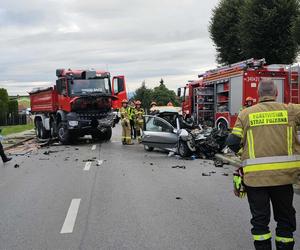 Tragiczny wypadek w Świniarsku. Nie żyje kierowca osobówki