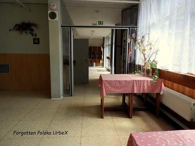 Lalka "śpiąca" w łóżku i urządzenia rehabilitacyjne. Co znajduje się w opuszczonym sanatorium przy polskiej granicy! [ZDJĘCIA]