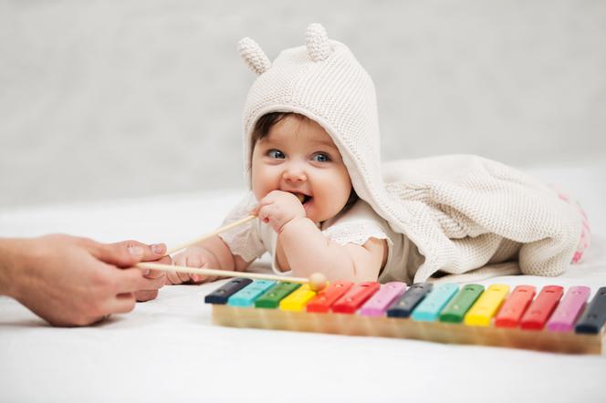  Zabawy sensoryczne dla niemowląt – jak wspierać rozwój zmysłów dziecka?