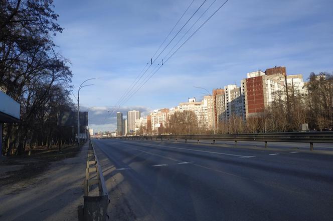 Kijów opustoszał. W mieście słychać strzały, mieszkańcy zgłaszają się do obrony