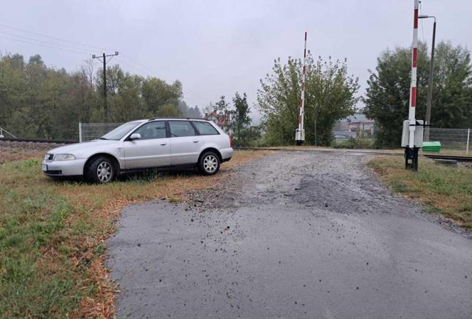 Auto na przejeździe kolejowym