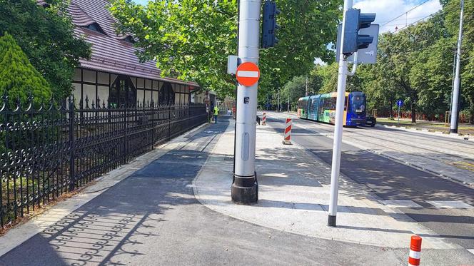 Chodnikowy slalom na Pomorskiej we Wrocławiu. Mieszkańcy: Jak piesi mają tędy chodzić? 