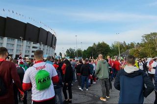 Kibice skandują Lewandowski pod stadionem w Helsinkach
