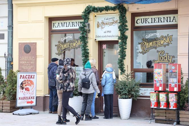 Tłusty Czwartek 2024 w Lublinie. Kolejki po pączki na Krakowskim Przedmieściu