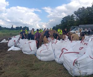Zły stan wałów na Żuławach. „Są jak gąbka”. Wojskowe helikoptery w akcji