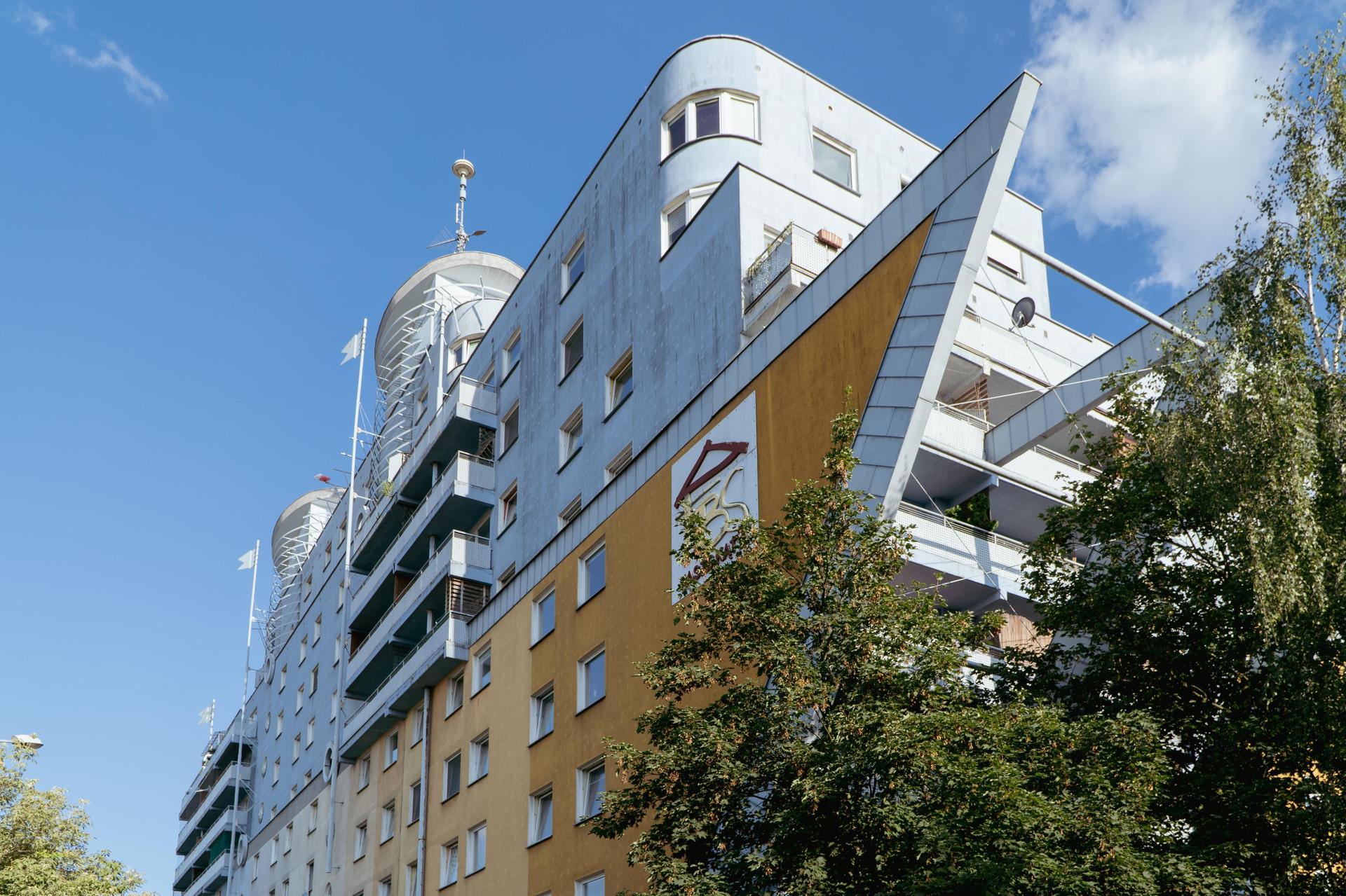 Blok w kształcie statku stoi we Wrocławiu - zdjęcia. Zobacz, jak wygląda wyjątkowy budynek