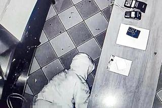 Gdy okradał bar, spadły mu spodnie. Wszystko się nagrało!