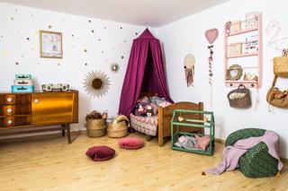 Kolorowe pokoje dziecięce: wnętrze vintage ze stylowym baldachimem