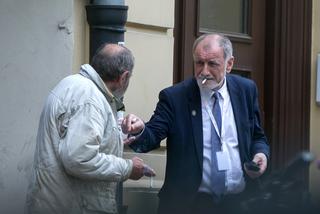 OJCIEC PREZYDENTA PALI Z BEZDOMNYM.