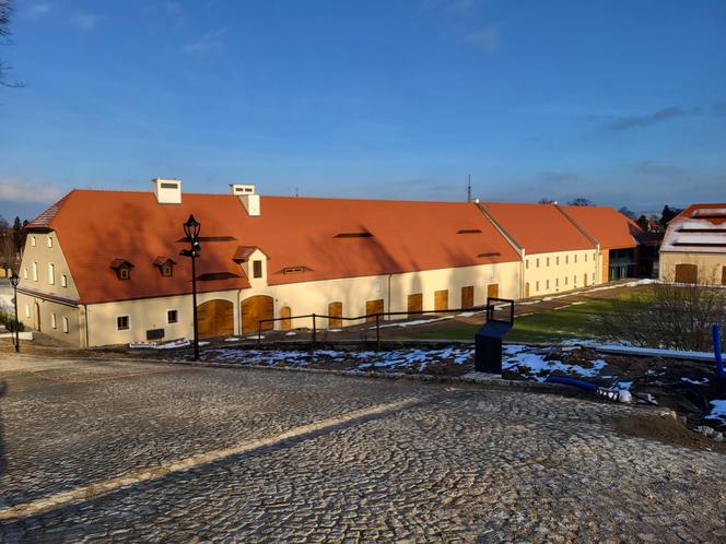 Pałac Sobieszów po remoncie – Wielka Stajnia od strony pałacu