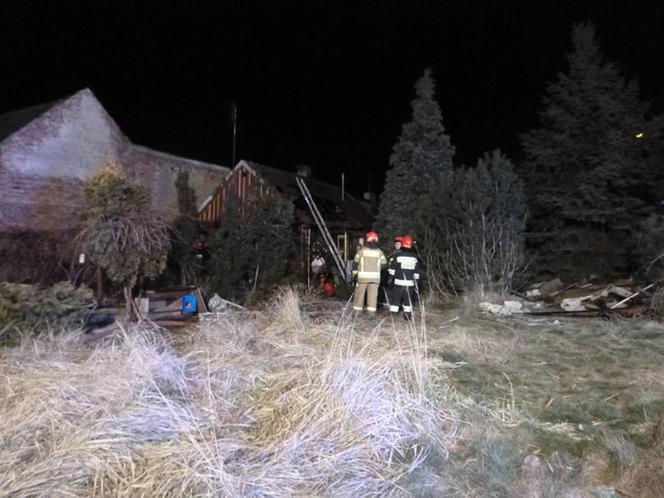 W Tarnowie zapalił się drewniany dom. Nie żyje 73-letni mężczyzna