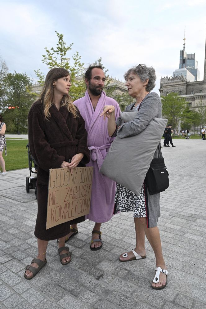 Przeszli przez Warszawę w piżamach i kapciach. Krzyczeli "Chcemy spać!"