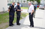 Dostawczy pojazd wbił się w budynek warszawskiego sądu 28.05.2025