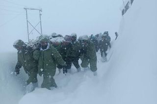 Indie. Kilkadziesiąt osób uwięzionych pod śniegiem po zejściu lawiny