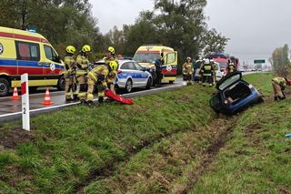 Volkswagen z trójką nastolatków roztrzaskał się na Powiślu Dąbrowskim. Dwie osoby były nietrzeźwe