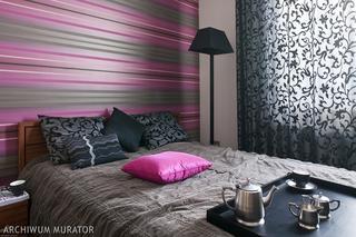 Fioletowa sypialnia z tapetą w pasy