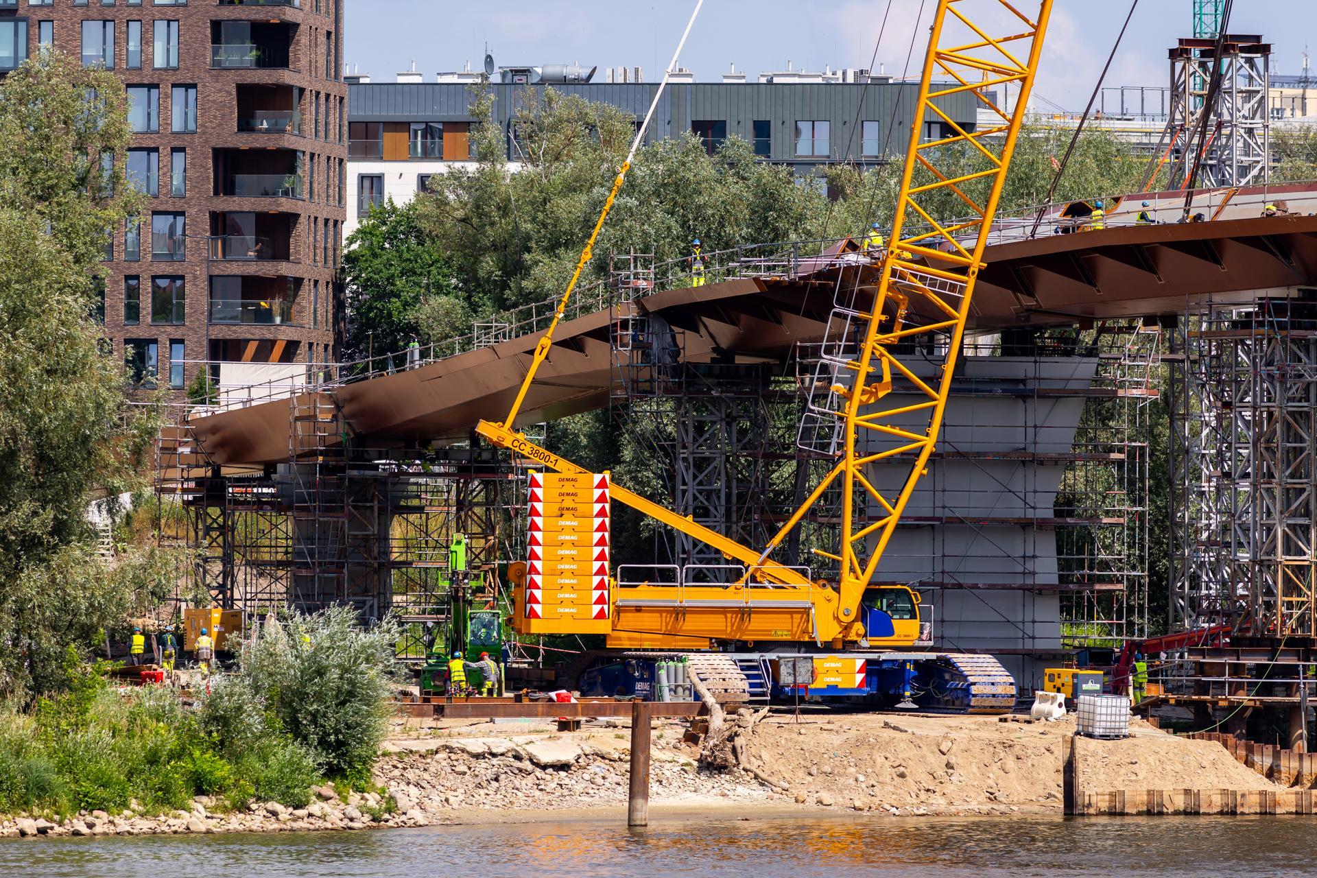 Kładka przez Wisłę w Warszawie: montaż ustroju nośnego