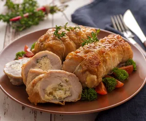 Czosnkowy kurczak faszerowany serem. Obłędnie pyszny i nieskomplikowany