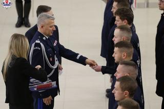 W lubelskiej policji jest więcej mundurowych. Za nimi uroczyste ślubowanie