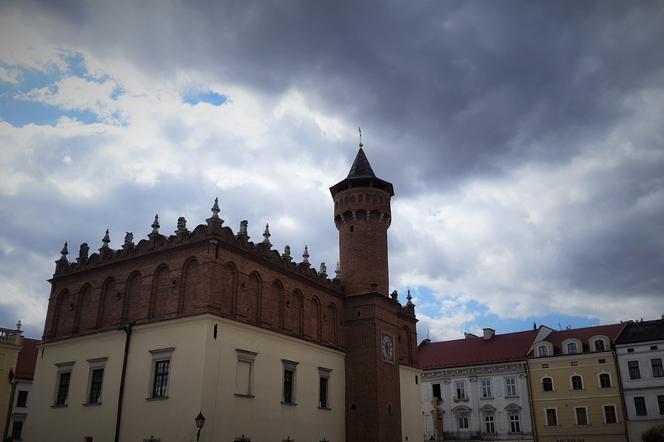 Zakaz zgromadzeń i ograniczenia w przemieszczaniu się. Zaostrza się walka z KORONAWIRUSEM 