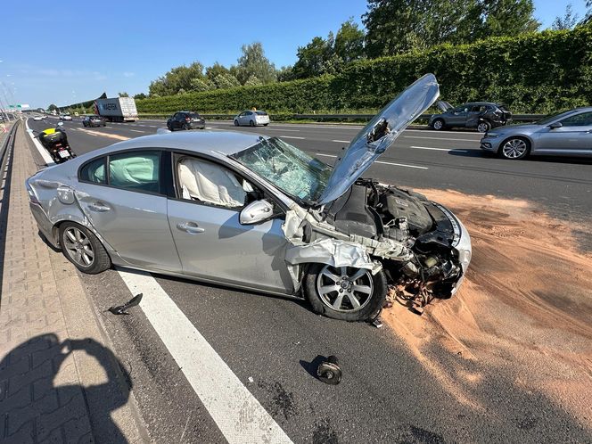 Zderzenie trzech aut, jedno dachowało